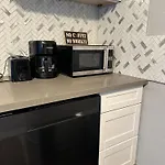 Midtown Gem With Kitchen And Living Room
