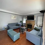 Midtown Gem With Kitchen And Living Room