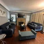 Midtown Gem With Kitchen And Living Room