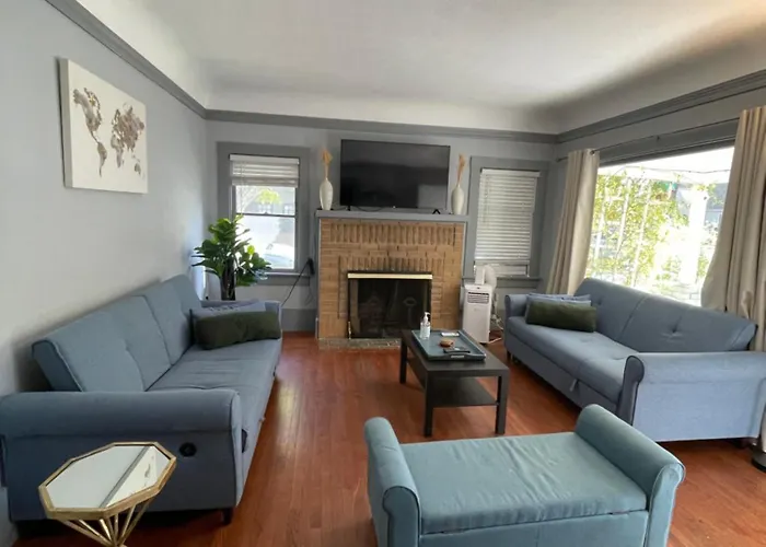 Midtown Gem With Kitchen And Living Room