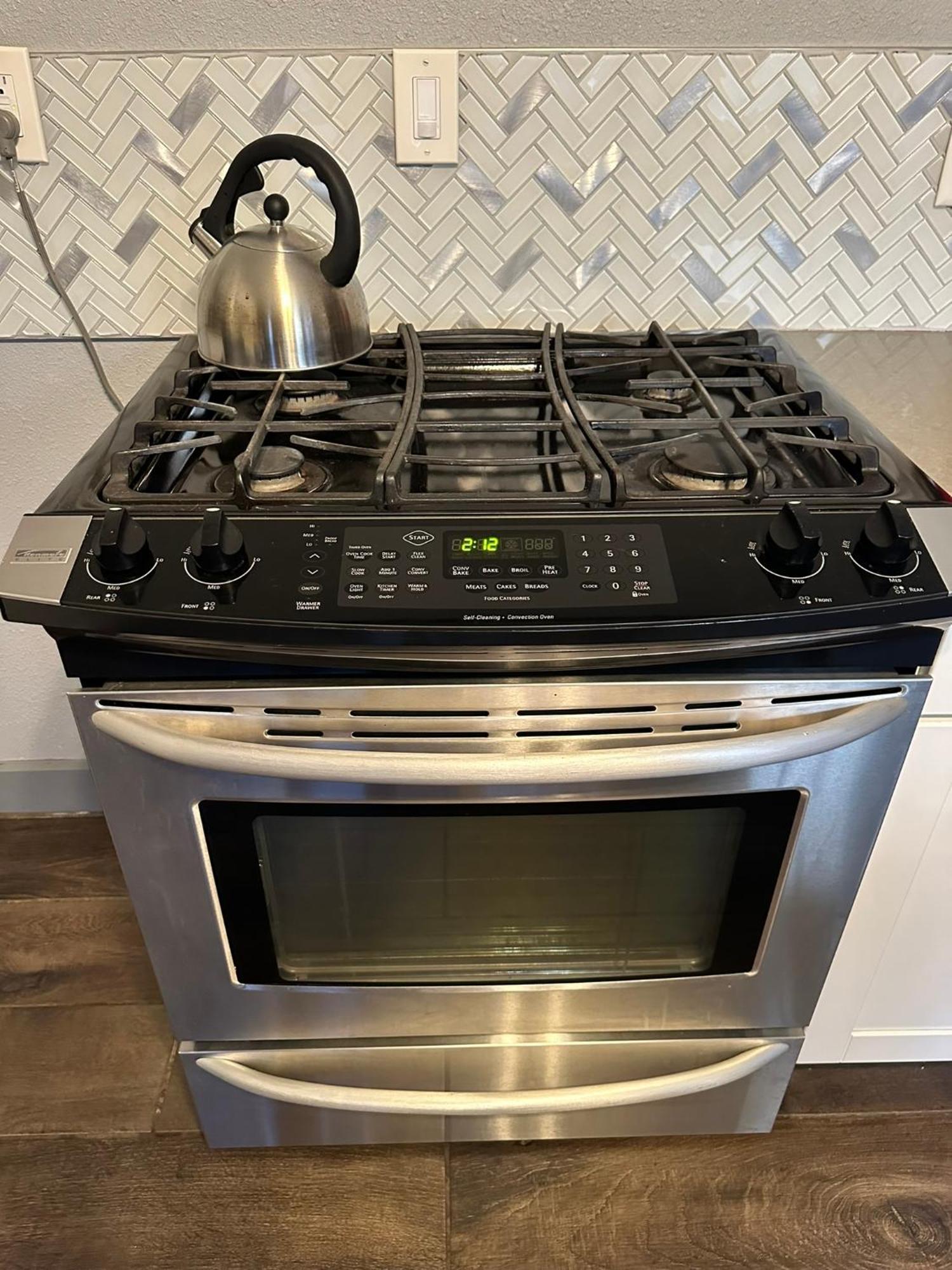 Midtown Gem With Kitchen And Living