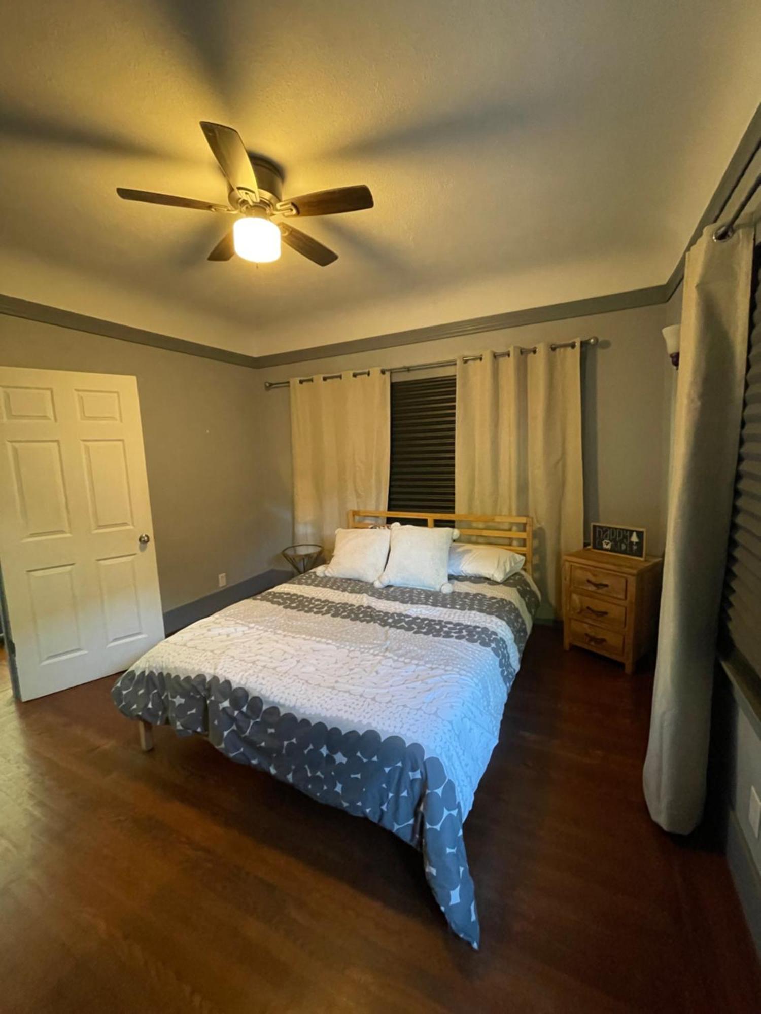 Midtown Gem With Kitchen And Living Holiday home *