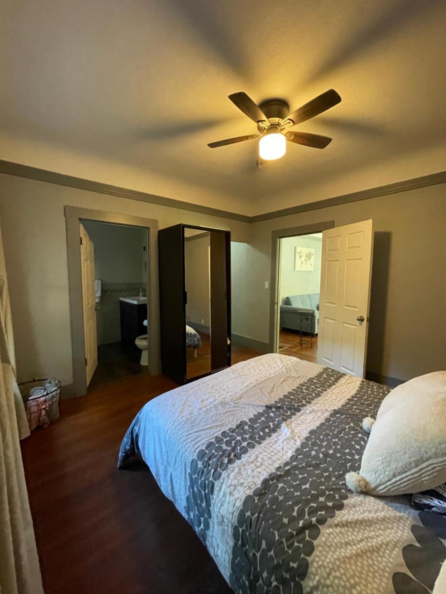 Midtown Gem With Kitchen And Living *