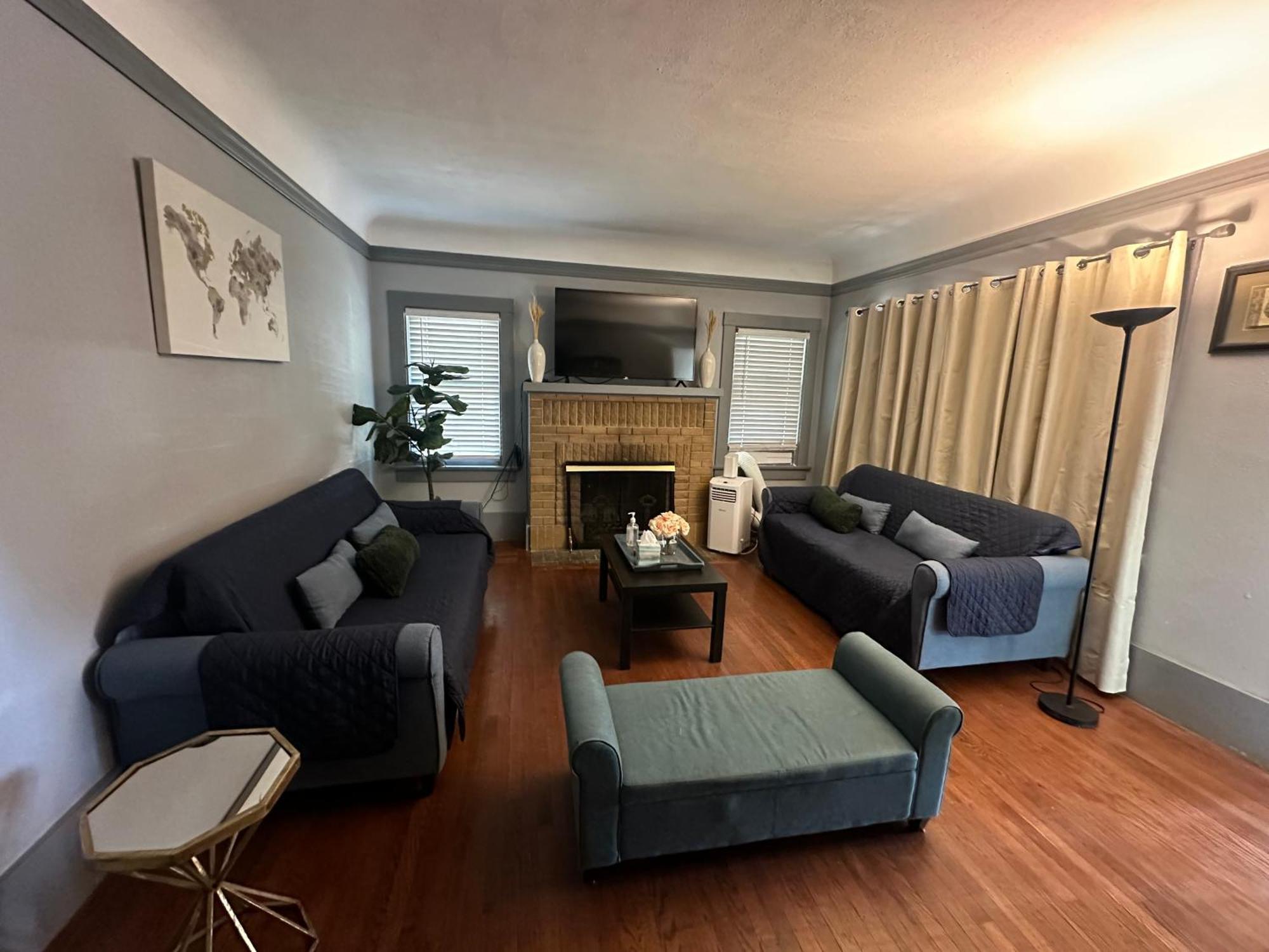 Midtown Gem With Kitchen And Living *